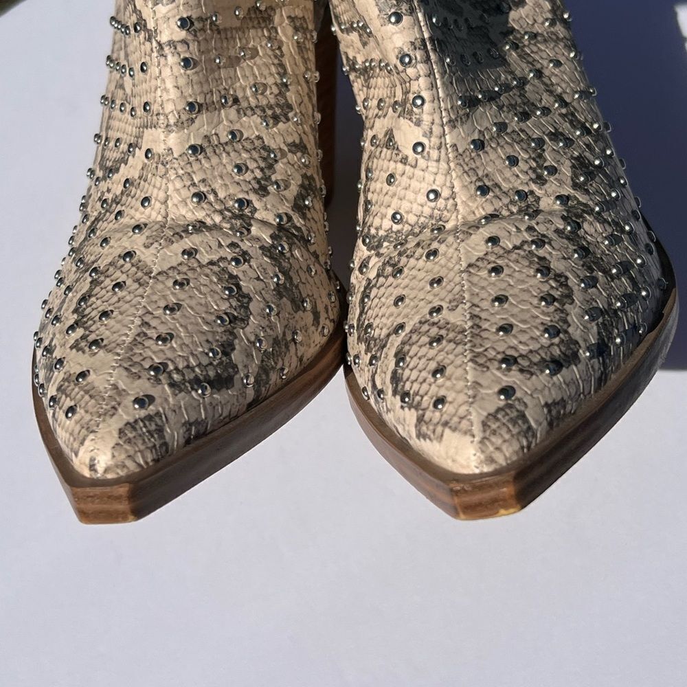 Steve Madden Animal Print Pointed Toe Ankle Boots Back Zipper Closure Size 8.5 - Picture 6 of 12